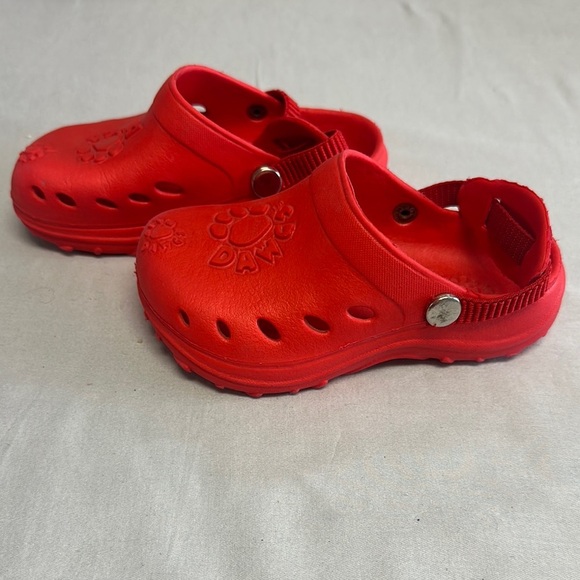 Dawgs Red Sandals with Ventilation and Heel Strap - Picture 2 of 5